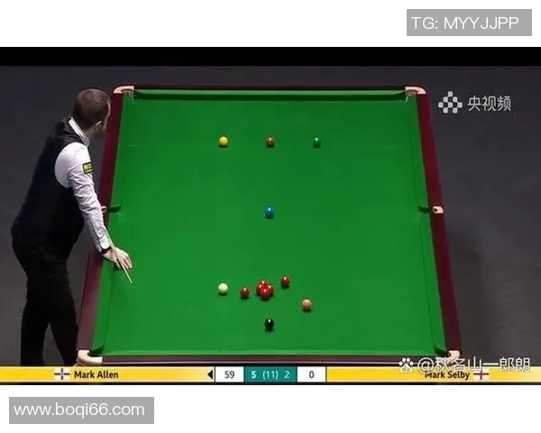 足球球星躺地瞬间化身防守大师引发热议的背后原因分析